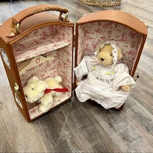 Muffy VanderBear Travel Trunk with 5 outfits and dog Lulu